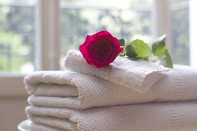 chambre-hote-LIEUCHE-min_towel_rose_clean_care_salon_spa_white_bath-731641